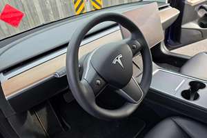 รถยนต์รุ่นปี 2023 โมเดล 3 ลองจ์เรนจ์ ขับเคลื่อนสี่ล้อ เครื่องยนต์เบนซินธรรมดา ล้อแม็ก R18 ไมล์น้อย เกียร์อัตโนมัติ พวงมาลัยซ้าย สีเข้ม สภาพดี เบาะหนัง - Product Image 4