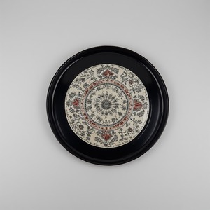 Placa de cargador de resina de deriva plateada, tonos metálicos, textura de ondulación suave, diseño Art Deco moderno, METALES AYC ligeros - Product Image 1