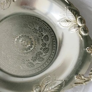 Placa de cargador en relieve Floral de plata Vintage con asas adornadas para decoración de mesa de comedor plato de servicio y uso doméstico festivo - Product Image 4