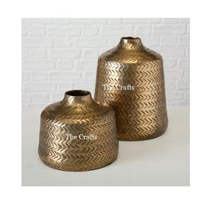 Trois vases de différentes tailles et formes en aluminium couleur or, pots à fleurs pour accessoires de décoration de mariage - Product Image 4