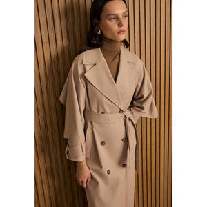 Manteau trench imperméable beige pour femme avec doublure en cachemire et rembourrage en laine - Product Image 3
