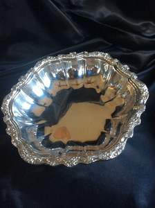 Atractivo cuenco para servir de aluminio antiguo con acabado pulido, perfecto para interiores rústicos, cocinas y ocasiones de granja - Product Image 4