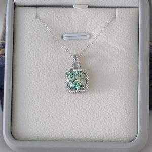 Collier pour femme Tishya en argent 925 avec diamant rond de 0,5 ct en moissanite verte avec pendentifs en or et en or rose - Product Image 4