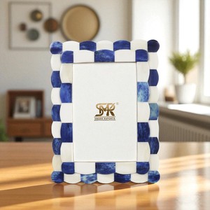 Cadre photo moderne en bois avec incrustations d'os faites à la main, bleu et blanc à carreaux, pour une décoration élégante et personnalisable, pour la maison ou le bureau - Product Image 3