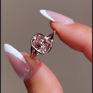 Bague de fiançailles et de mariage classique en or rose 18 carats avec diamant de laboratoire rose vif fantaisie taille coussin de 3,00 carats, certifié IGI - Product Image 2