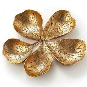 Serveur de fruits secs en aluminium fabriqué à la main avec design à trois feuilles en finition dorée conçu pour les intérieurs de salle à manger décoratifs - Product Image 1