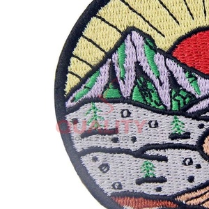 Design personnalisé Écusson Brodé Insigne OEM Service Bonne Qualité Meilleur Fabricant Tissu Écussons Brodés Vente en Gros - Product Image 3