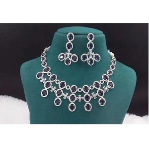 Conjunto de collar y aretes de diamantes americanos bellamente elaborados para bodas y ocasiones especiales, joyería al por mayor para exportación. - Product Image 3