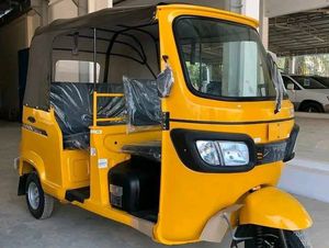 รถสามล้อไฟฟ้าสำหรับผู้โดยสาร 48V 501-800W แบบเปิดประทุน 3 ที่นั่ง โครงเหล็ก ได้รับการรับรองมาตรฐาน DOT สีดำ หลังคาสีเหลือง ความเร็ว 80 กม./ชม. ระยะทางวิ่ง 70-90 กม. - Product Image 1