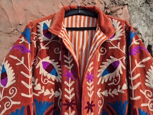 Veste en velours brodée à la main : Manteau bohème à fleurs - Product Image 2