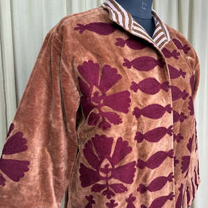 Chaqueta de terciopelo Suzani con bordado floral marrón, estilo bohemio chic retro, talla única XL, abierta por delante, para invierno. - Product Image 6
