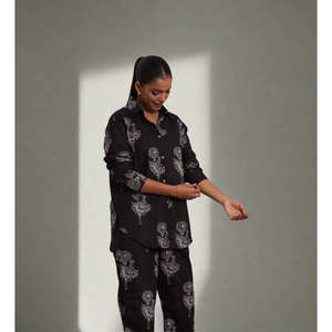 Camisa de Popelina Negra Rose Noir con Estampado Floral - Product Image 2