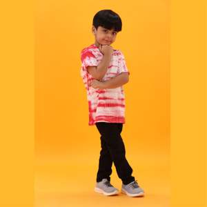 T-shirt tricoté en pur coton, longueur régulière, col rond, demi-manches, rouge, Tie and Dye, 100% - Product Image 4