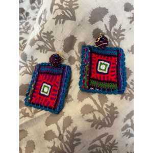 Pendientes de Coral Cuadrados con Parches Tribales Kutch, Joyería Étnica Geométrica Colgante para la Oreja - Product Image 3