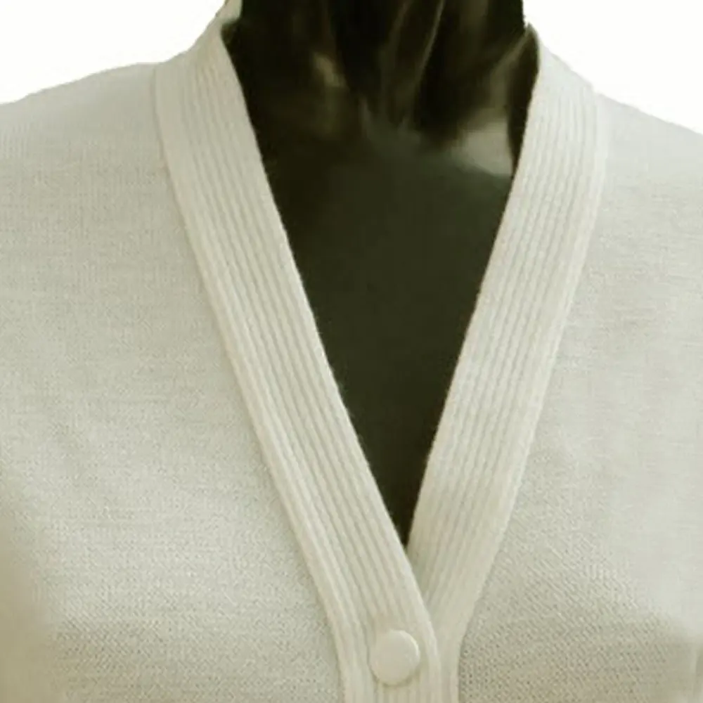 Botón de punto de gran tamaño patrón de rayas borde crudo pesado GSM material de tela suéter cuello en V Casual Cardigan Mujer