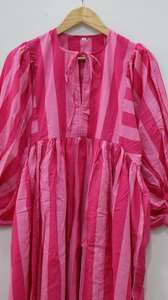 มินิเดรสสั้นสีชมพูลายทางพร้อมเชือกปิดคอลึกพิมพ์ลายบล็อกยาวธรรมชาติเหมาะสำหรับใส่ในฤดูร้อน - Product Image 4