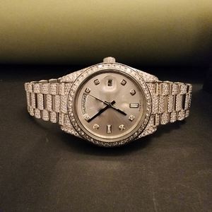 Découvrez des montres de luxe en diamant avec mouvement à quartz japonais, chiffres uniques et style luxueux. - Product Image 1