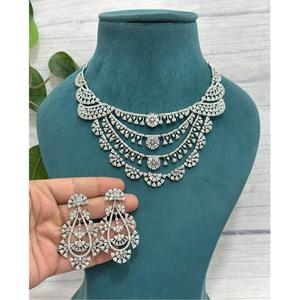 Exclusivo Juego de Collar con Piedras de Circonita Cúbica con Acabado Plateado de Diseño de Alta Calidad con Aretes, Colección de Joyería para Bodas para Mujer - Product Image 1
