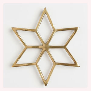 Salvamanteles de metal artesanal de gama alta con tapa de almacenamiento Bandeja funcional y estética para cocinar, servir y regalar - Product Image 1