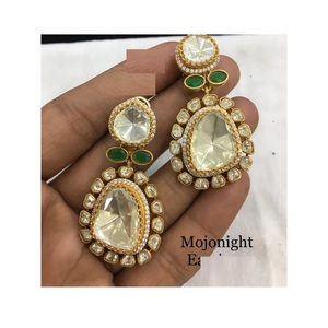 Boucles d'oreilles Kundan rouges et vertes classiques au look tendance Belle addition aux saris en soie et aux looks traditionnels disponibles à la vente - Product Image 5