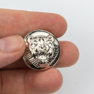 Botones de metal OEM 2024 hechos a medida, venta al por mayor, material de alta calidad con colores y tamaños personalizados, nuevos botones de metal con estilo - Product Image 2