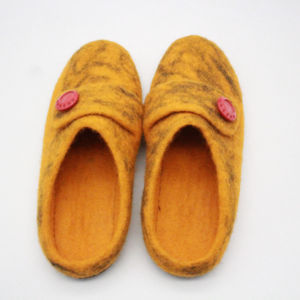 Chaussures d'intérieur unisexes écologiques en laine feutrée avec boutons orange, pantoufles chaudes pour tous - Product Image 1