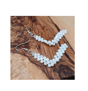 Boucles d'oreilles pendantes en perles de résine longues et légères bijoux Boucles d'oreilles de personnalité charmante excellente qualité à vendre - Product Image 5