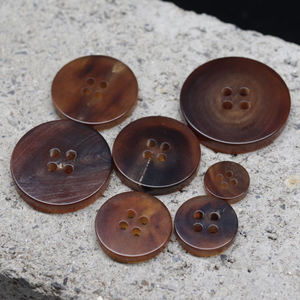Boutons faits à la main en corne de vache véritable, écologiques, couleur café noir, 4 trous, de haute qualité, pour costume homme, vente en gros - Product Image 5