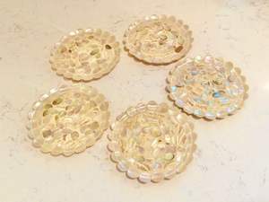 Posavasos Decorativos Contemporáneos de Madreperla Diseñados para Elevar la Presentación de la Mesa con un Sutil Brillo Perlado - Product Image 4