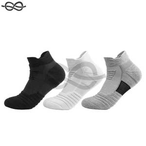 Chaussettes de football antidérapantes pour hommes et femmes Chaussettes de sport de basket-ball en coton à tube court Chaussettes de performance respirantes et déodorantes - Product Image 5