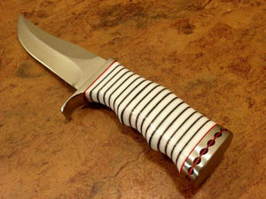 Cuchillo Bowie de Caza Hecho a Mano con Hoja de Acero con Alto Contenido de Carbono y Mango de Resina, con Funda de Cuero, Cuchillos con OEM - Product Image 4