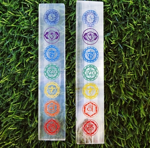 Plaques rectangulaires gravées avec les symboles des sept chakras en sélénite, baguettes pour le yoga, la méditation, l'équilibrage, pierres de cristal, Reiki, décoration de la maison - Product Image 1