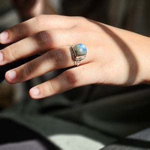 Anillo de labradorita de plata nepalí Colección de labradorita de Fuego Azul para bodas y fiestas - Product Image 2