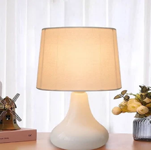 Elegante lámpara de mesa de cerámica blanca para tu mesita de noche. Estilo simple, disponible a precios de mayoreo. - Product Image 1