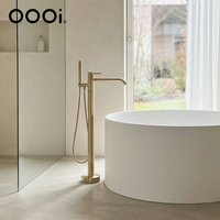 Robinet de baignoire autoportant en laiton moderne, double fonction, à poser au sol, avec douchette et flexible en silicone, eau chaude et froide