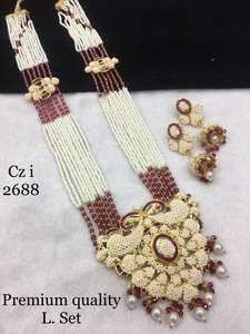 Ensemble de bijoux Regal Classic Kundan Mosenite Un collier et des boucles d'oreilles somptueux pour les mariages, les fiançailles et les occasions spéciales - Product Image 2