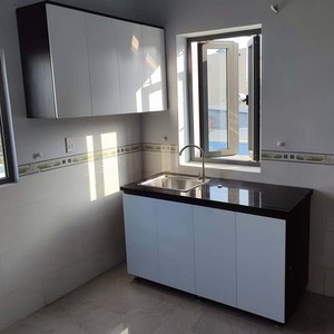 Système de meubles de cuisine miniatures modernes 1,4 m en bois de caoutchouc résistant à l'humidité et panneau mélaminé avec accessoire d'évier pour applications résidentielles et commerciales - Product Image 5