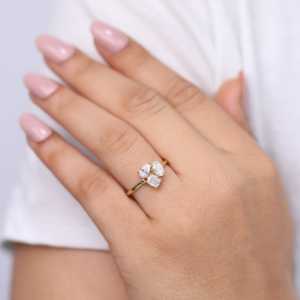 Anillo de Compromiso con Diamante Cultivado en Laboratorio, Corte Ovalado, Tipo Pera, en Plata de Ley/Platino, Claridad VS1, Elegante - Product Image 5