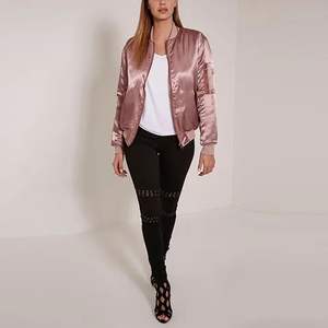 Veste de Baseball en Satin matelassé de luxe pour femmes sur mesure Varsity Bomber laine soie bouton respirant poche hiver teint Satin - Product Image 4