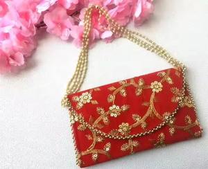 Sacs à bandoulière en velours traditionnels indiens avec travail de broderie Sacs cadeaux faits à la main pour mariages, fêtes et festivals - Product Image 1