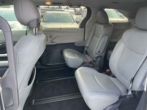 IMPRESIONANTE TOYOTA SIENNA XLE 2021 DE 7 PASAJEROS, TRACCIÓN EN LAS CUATRO RUEDAS, MOTOR AUTOMÁTICO, ASIENTOS DE CUERO - Product Image 4