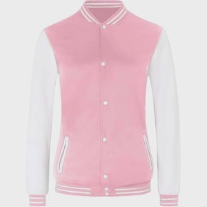 เสื้อแจ็คเก็ตวาร์ซิตี้สีชมพูอ่อนและสีขาว – สไตล์ลำลองแบบนักศึกษา ตัวเสื้อสีชมพูพาสเทล แขนเสื้อสีขาว - Product Image 3