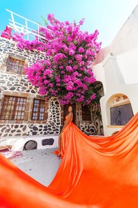 Robe volante à col croisé en satin personnalisé Orange de qualité supérieure Robe Santorini pour femme - Product Image 5