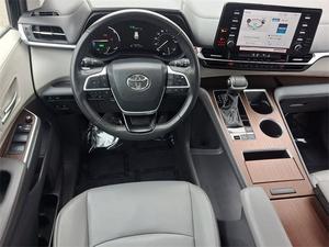 Toyota Sienna Híbrida XLE Turbo 2024, Furgoneta con Caja de Cambios Automática, Asientos de Cuero, Interior Oscuro, Neumáticos R19, Cámara Trasera, Volante a la Derecha - Product Image 3