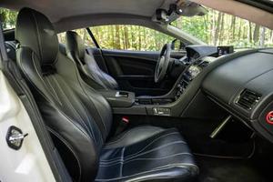 BEST SELLING 2015 A S T O N Martin DB9 Carbon Edition Coupé, 510 ch V12, Blanc Givre Matinal - Product Image 4