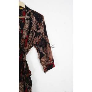 Robe longue en soie élégante à manches longues pour femmes - Vêtement de nuit doux, style bohème, pour l'été - Product Image 3