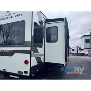 Caravane de luxe 2025 Forest River RV Rockwood Signature R331RL avec suspension indépendante pour les aventures 4x4 - Product Image 1