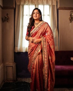 Venta al por mayor Listo para usar Chinon Sarees con bordado detallado Elegante colección de Sari precosido para minoristas de moda - Product Image 4