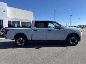 Véhicule électrique Fo_rd F-150 Lightning XLT Super Crew AWD 2023, autonomie de 601-700 km, batterie de 110 kWh, puissance de 400 ch, sièges en cuir - Product Image 4