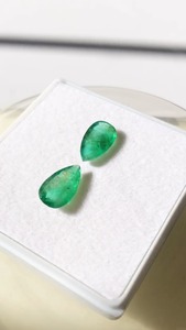 Paire d'émeraudes naturelles de qualité AAA 6.15 carats coupe poire couleur verte polissage brillant pour bijoux-pierres précieuses en vrac IGI - Product Image 4